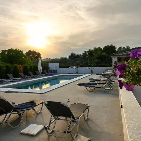 Topaz Four فندق *